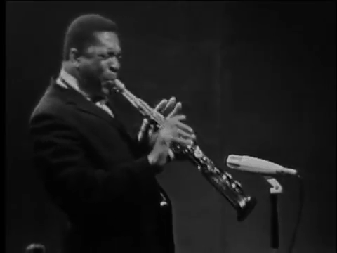 JohnColtraneSopranoSaxBlowingHard1.gif